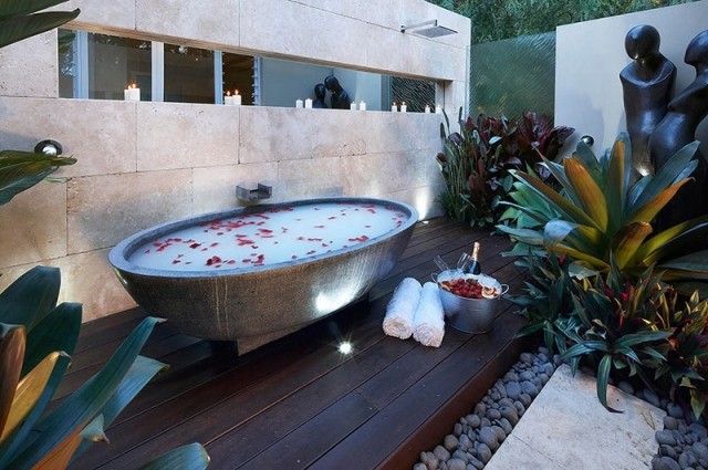 badkar-utanför-exotiska-atmosfär-spa