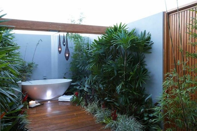 badkar-utanför-regndusch-växter-tropiska