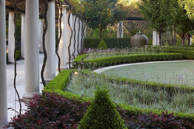 engelska-trädgård-häckar-symmetri-kolumnar-fontän