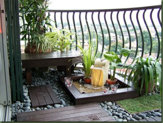 Växter småsten trägolv balkong