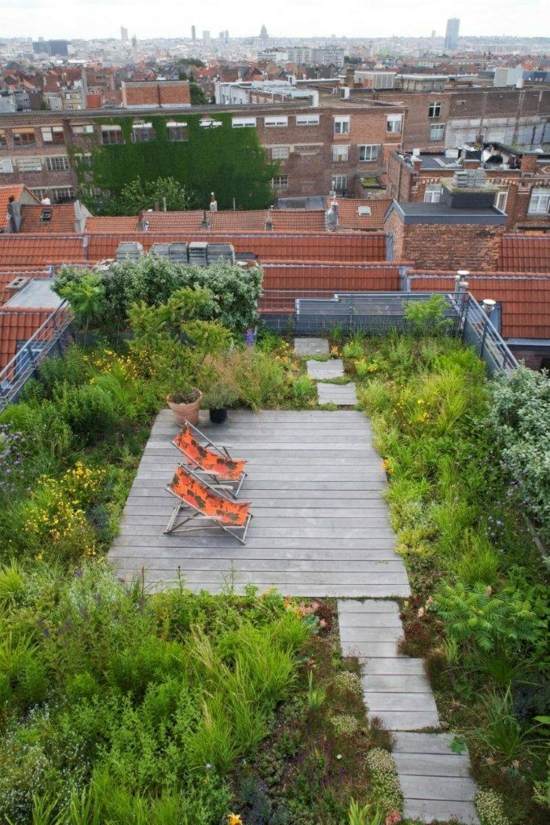 Planterad takterrass skapar en modern trädgård