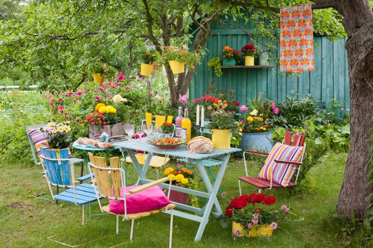 Grunderna i trädgårdsdesign matplats-trä-hopfällbara-bord-stolar-gul-accenter-sommar