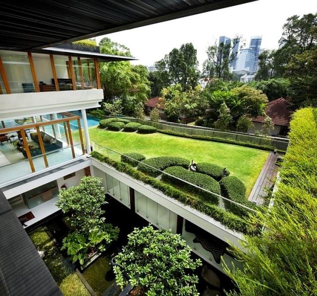 arkitekthus med omfattande grönt tak-vatten trädgård-innergård