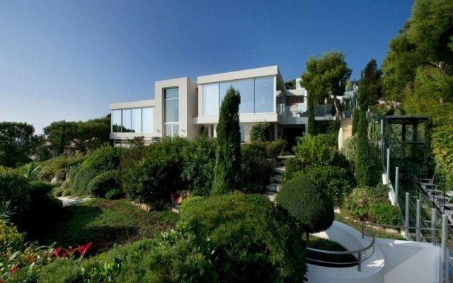Trädgårdslandskap-terrasserat arkitekthus platt tak-vitt