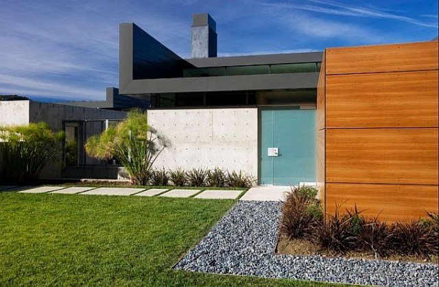 modernt hus arkitektur-trädgårdsvägar låg betongplattor-grus gräsmatta