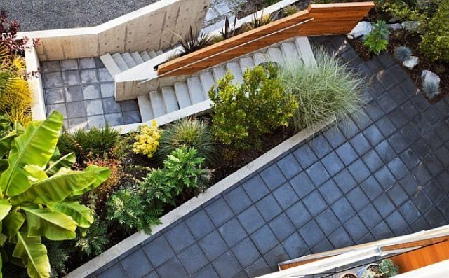 Landskap design utomhus trappor betong trappor trä räcke plantering trädgård