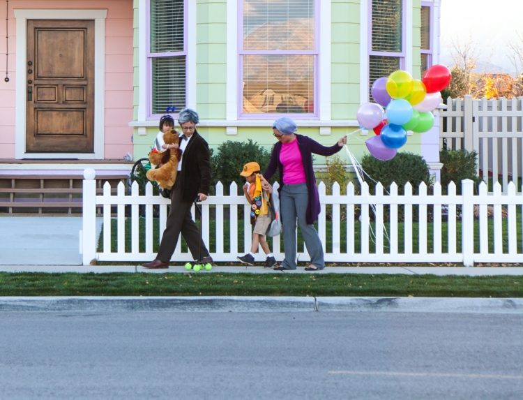 grupp-kostymer-karneval-familj-film-topp-idé-ballonger-morfar-mormor