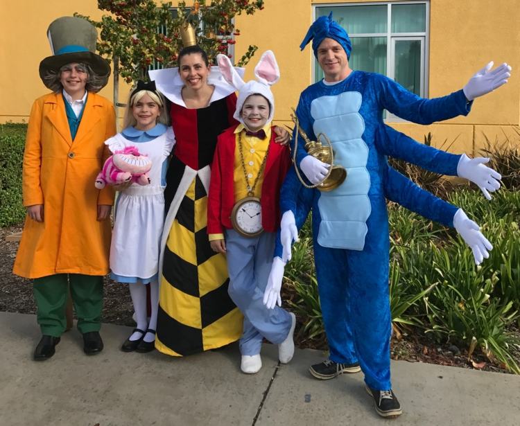 grupp-kostymer-karneval-familj-stor-karneval-larv-Alice-drottning-av-hjärtan-hattare-kanin