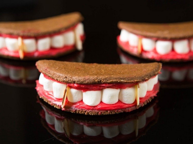 Halloweenkakor läskiga-förbered-vampyr-mun-tänder-marshmallows