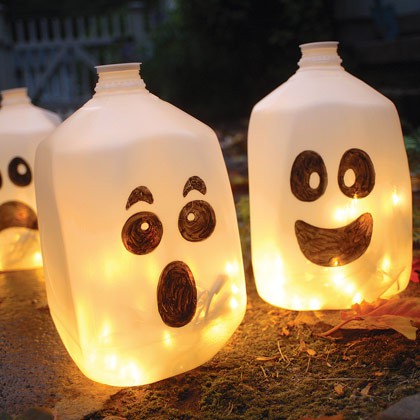 Läskiga-Halloween-dekorationer-skrämmande-glödande-mjölk-plastflaskor