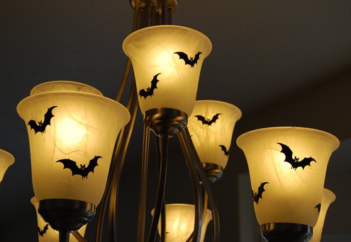 Läskiga-Halloween-dekorationer-flygande-fladdermöss-lampor