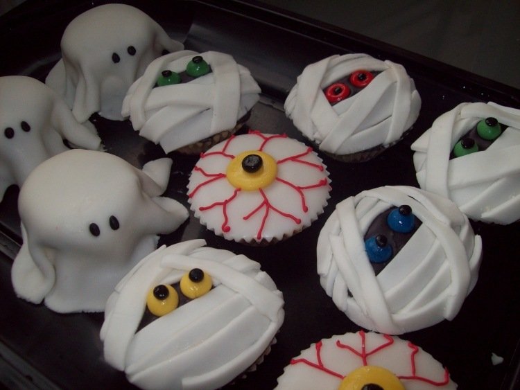 Halloween-mat-muffins-glasyr-spök-ögon-mamma