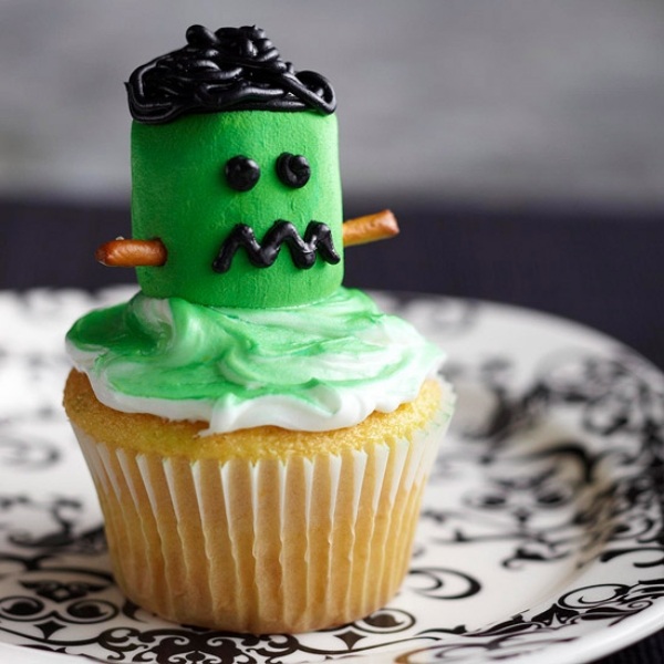 Halloween-äta-matstyling-trick-Zombie-muffins-grön-matfärgning