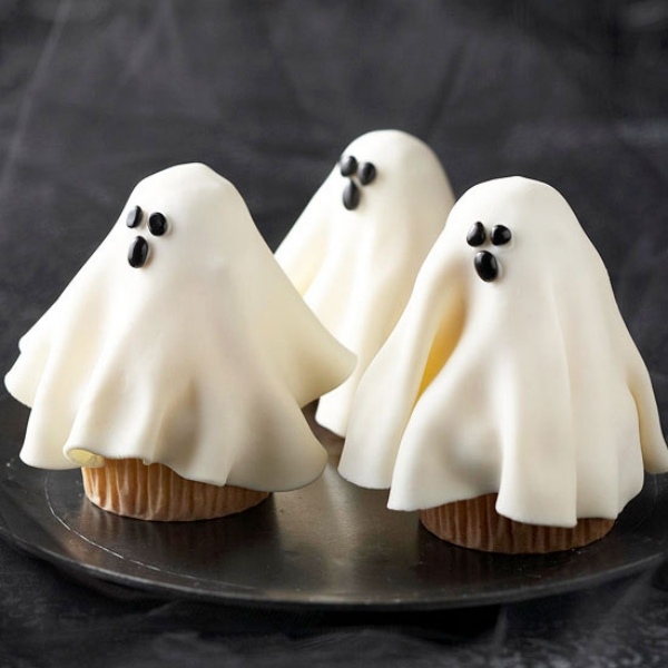 Skrämmande-Halloween-muffins-spök-mat-styling-att-göra-det-själv