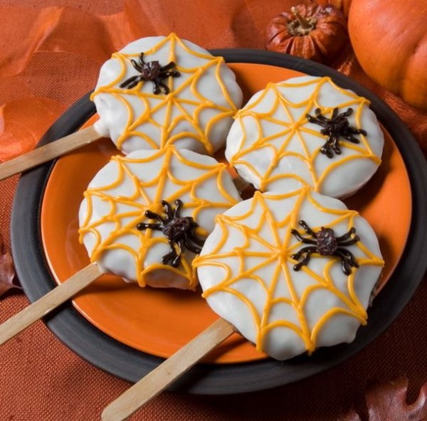 Lollipop-kakor-Halloween-motiv-spindlar-vit-choklad-bilder-idéer