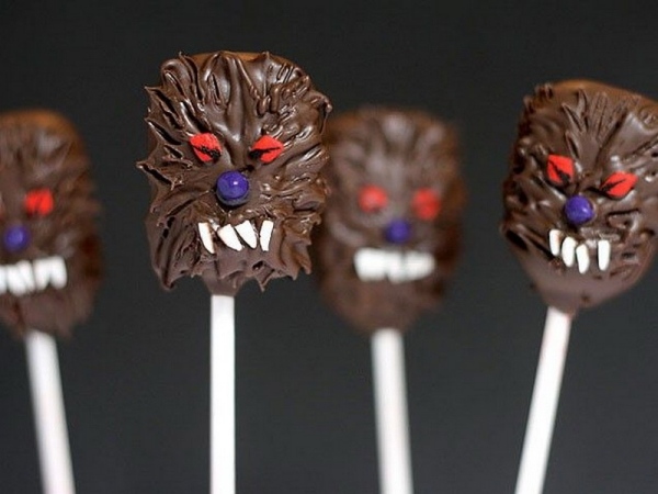 läskiga-choklad-slickepinnar-för-barn-halloween-mat-dekoration-idéer-till-rädsla