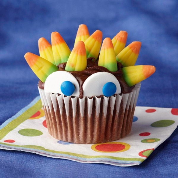 Halloween-desserter-muffins-monster-färgglada-matfärger-dekorera