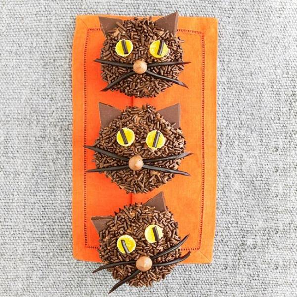 Halloween-fest-mat-drycker-dekorera-svarta-katter-muffins