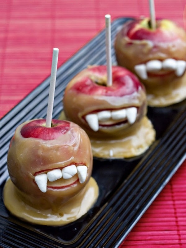 Äpplen-chokladbelagda-zombie-tänder-Halloween-mat-dekoration-äckligt