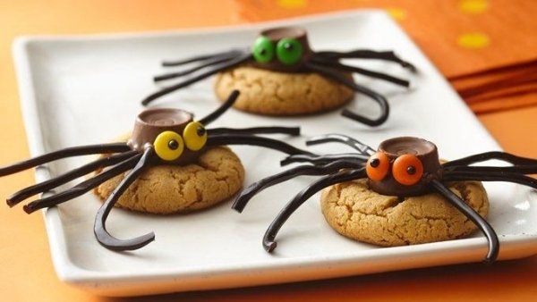 Tårta-med-läskig-effekt-spindel-choklad-Halloween-fest-mat-för-barn