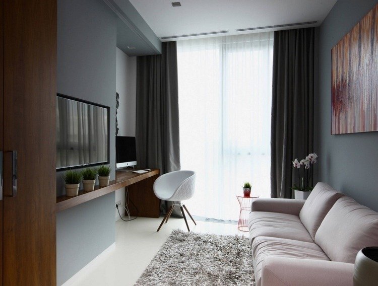 Gästerna möblerar sitt arbetsrum med en bäddsoffa i grått och beige