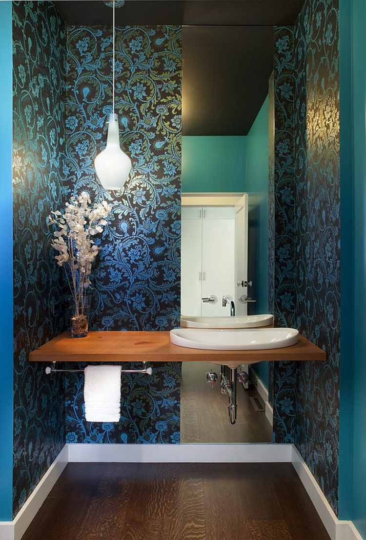 gäster toalett design idé tapet turkos fåfänga spegel parkett hängande lampa