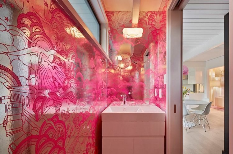 design gäster toalett spegel vägg fuchsia färg vit skåp