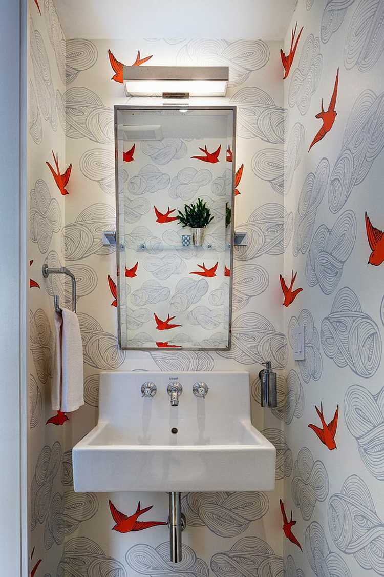 gäster toalett design tapeter fåglar röd grå spegel handfat
