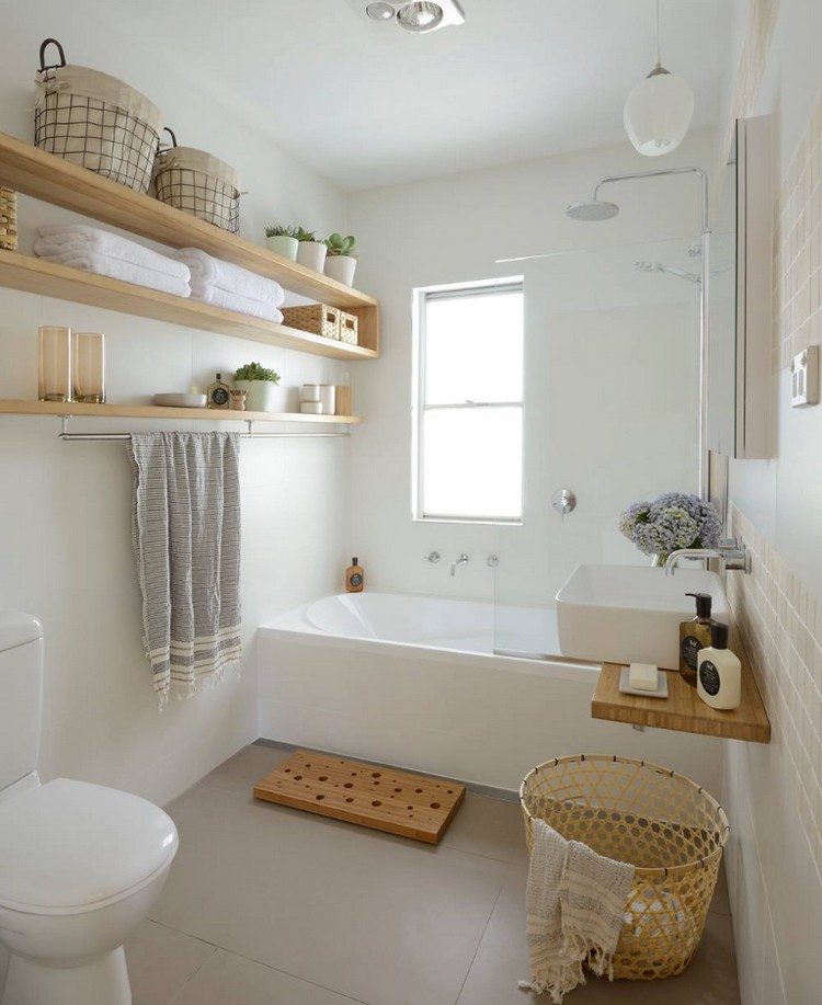 Gästtoaletter skapar ljusa badrum-hyllor-badkar-trä handfat