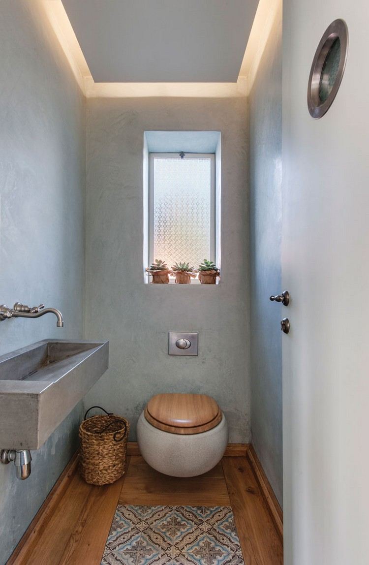 gäst-toalett-design-liten-rustik-trä-golv-toalett-sits-trä-mönster-matta
