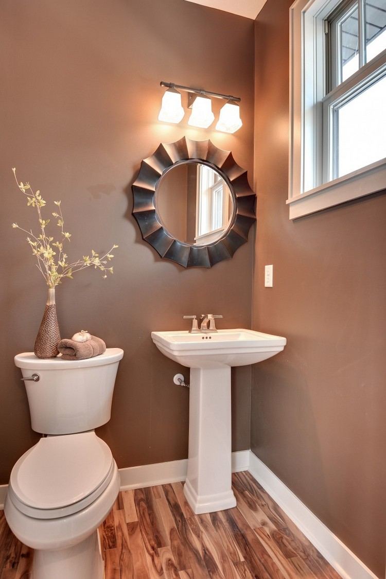 gäster-toalett-design-fönster-lite-utrymme-dekoration-brun-toner-runda-speglar