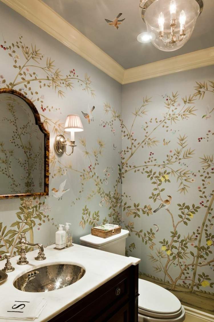 elegant inredning och design av toaletten med tapeter och tvättskåp