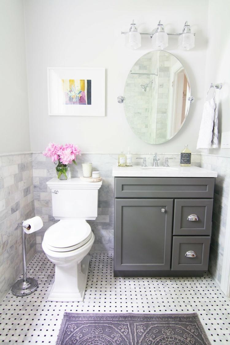 grå och vit toalett med skåp och lila accenter