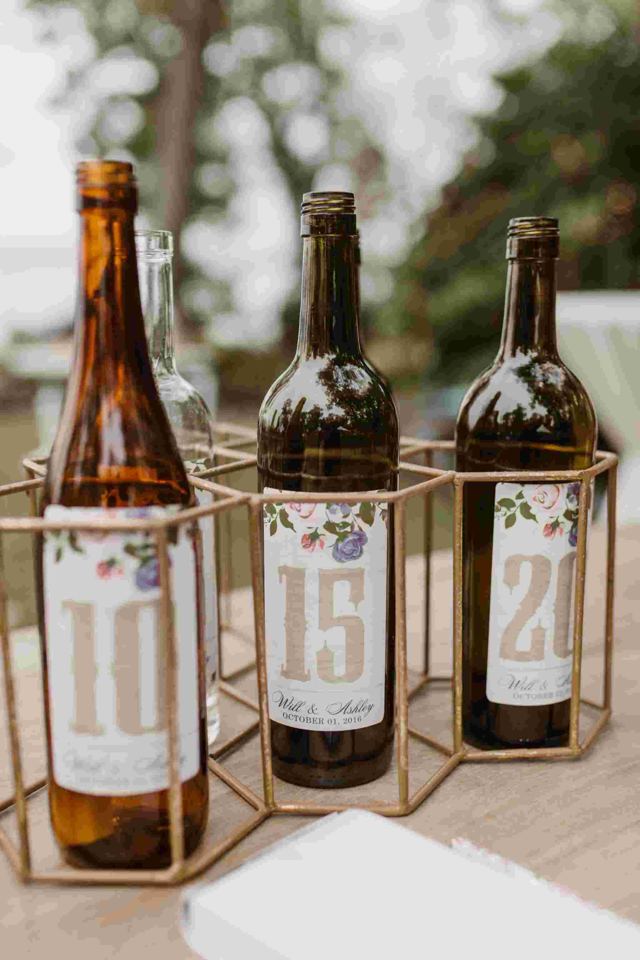 Gästbok bröllop alternativ vinflaska skylt planera bröllop i trädgården