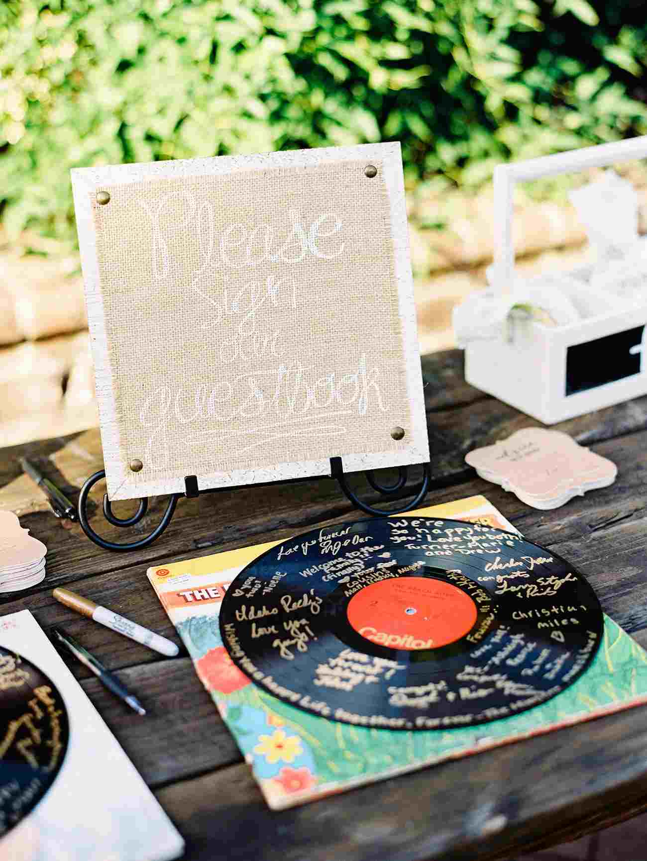 Gästbok bröllop alternativ rolig musik trädgård bröllop planering träbord