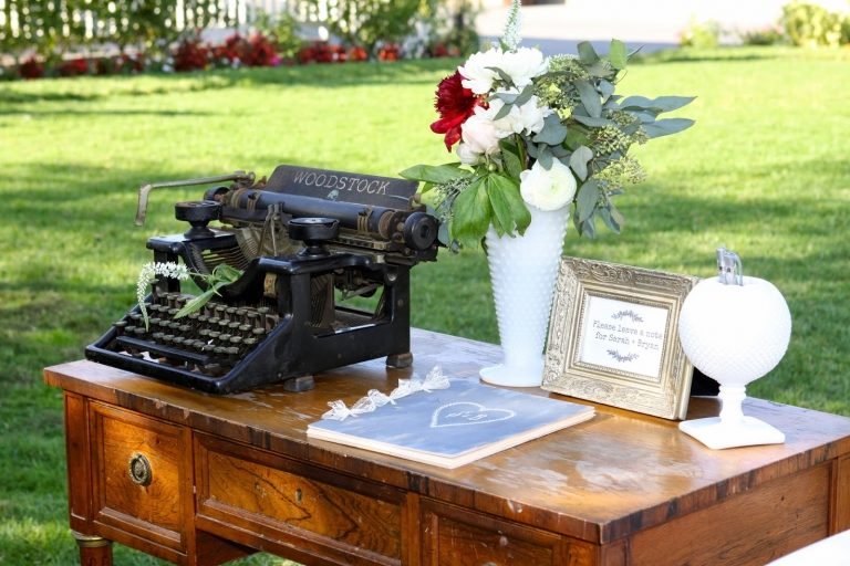Gästbok bröllop alternativ skrivmaskin vintage träbord rustikt bröllop i trädgården