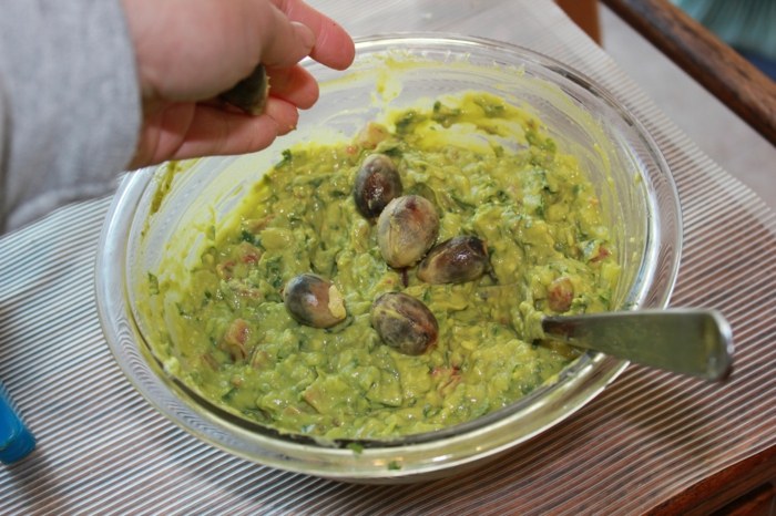Guacaole-med-oliver-i-en-glas-skål-recept
