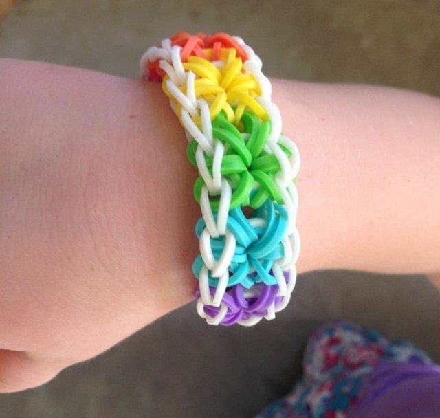 Armband knyter färgstark regnbåge i gummi