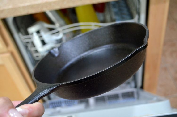 rengöring och underhåll av gjutjärnspannan praktiska tips tricks köksrengöring köksredskap diskmaskin inte lämplig