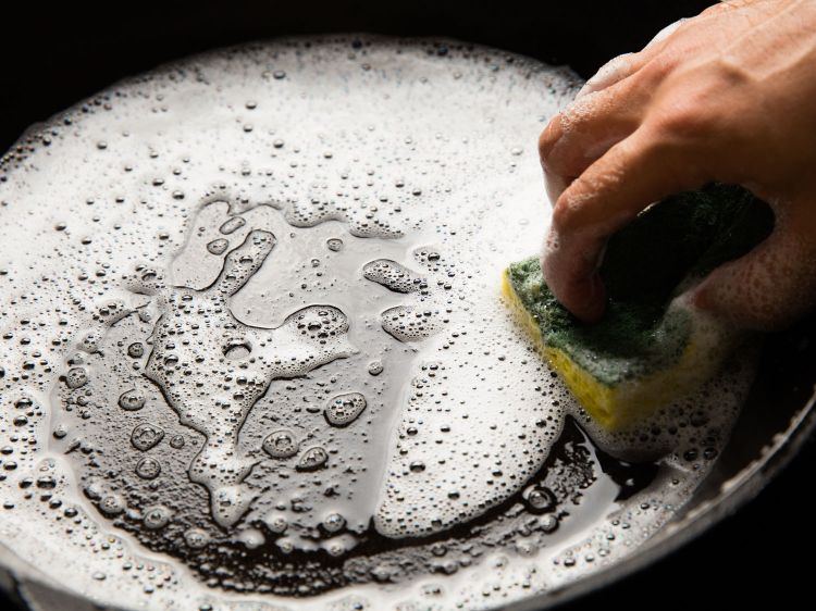 rengöring och underhåll av gjutjärnspannan praktiska tips knep kök rengöring krukor och kokkärl sköljning städa upp diskmedel svamp tvålvatten