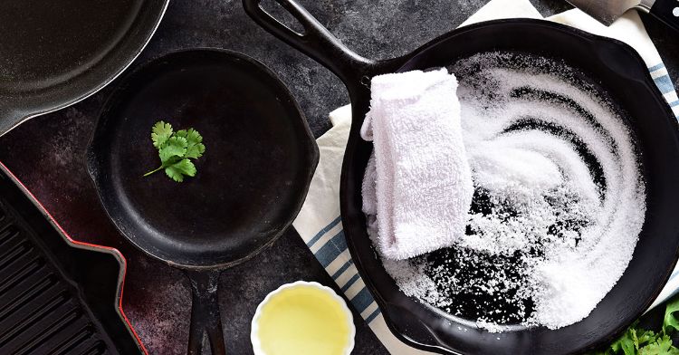 rengöring och underhåll av gjutjärnspannan praktiska tips knep köksredskap rengöring saltfettoljning värme