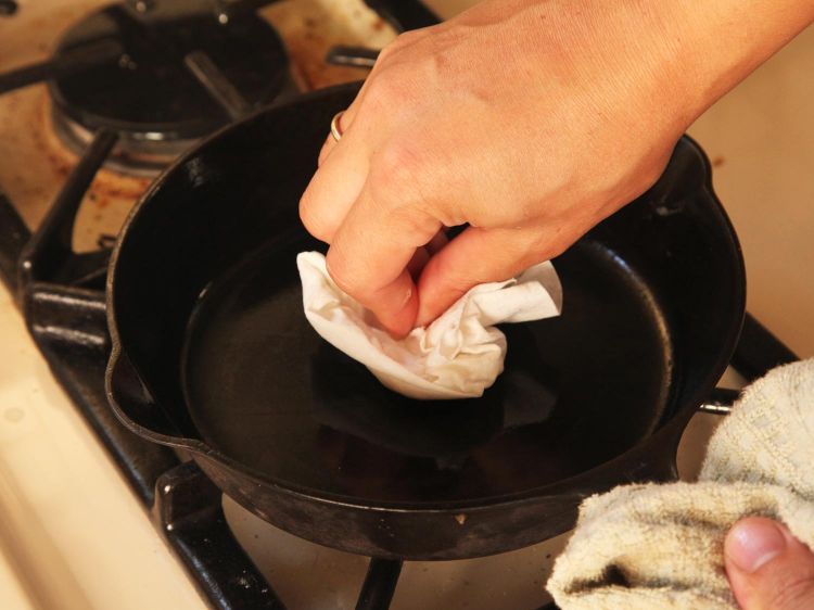 rengöring och underhåll av gjutjärnspannan praktiska tips tricks köksrengöring köksredskap torkning torka pappershandduk