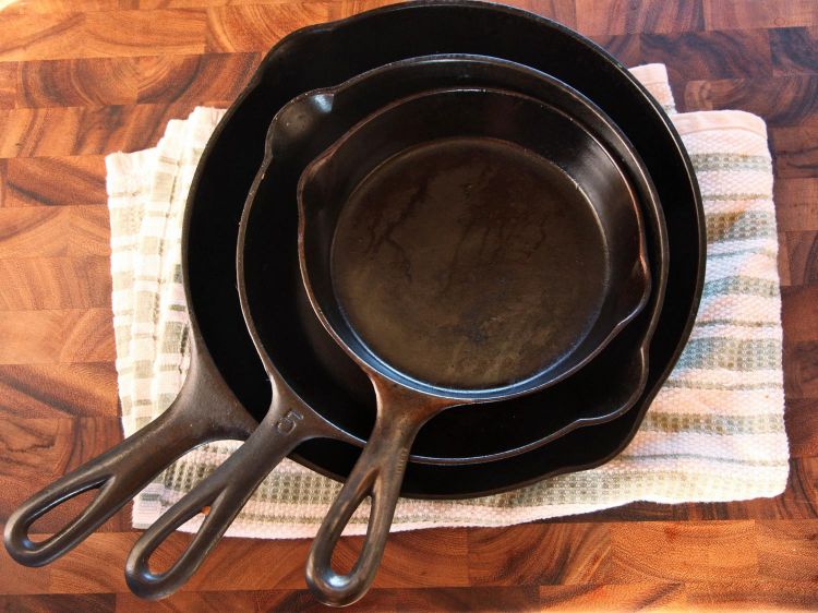 rengöring och underhåll av gjutjärnspannan praktiska tips knep köksredskap stapelförvaring