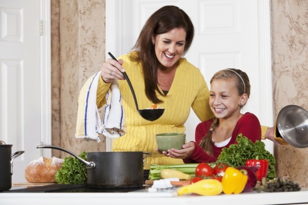 Moder dotter lagar hälsosam mat tillsammans