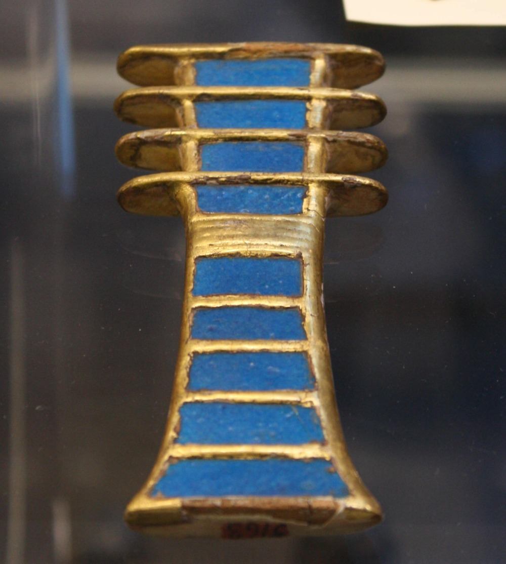 djed -pelare gjord av guld i det egyptiska museet som en symbol för styrka och stabilitet