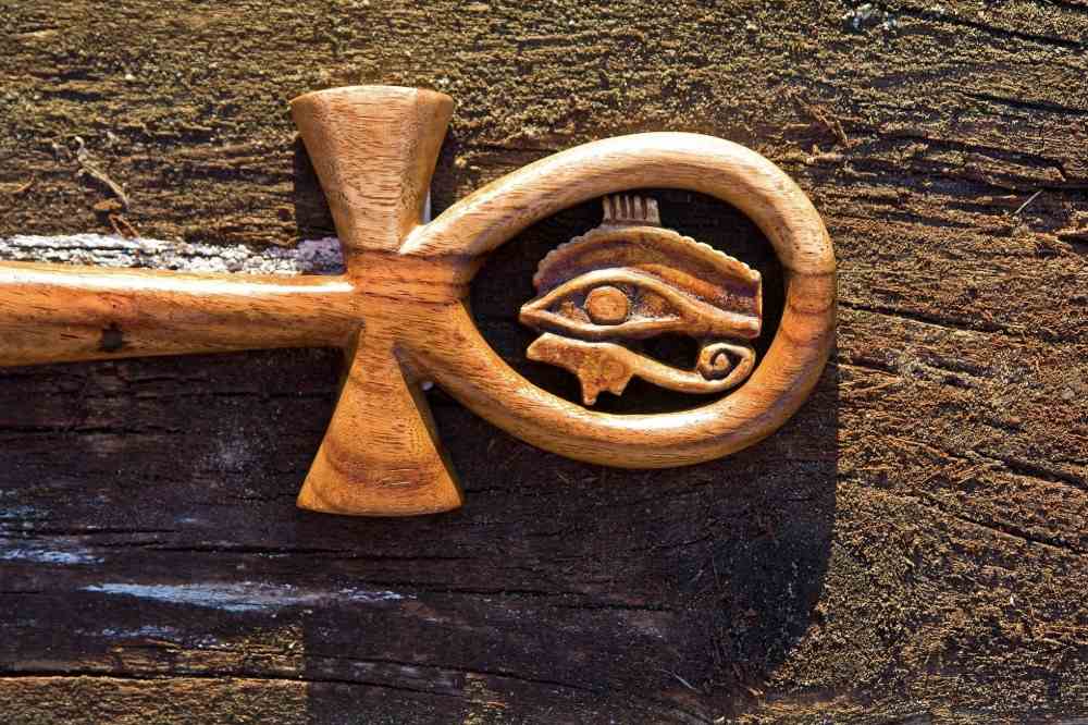 Egyptiska symboler öga och ankh kors av trä
