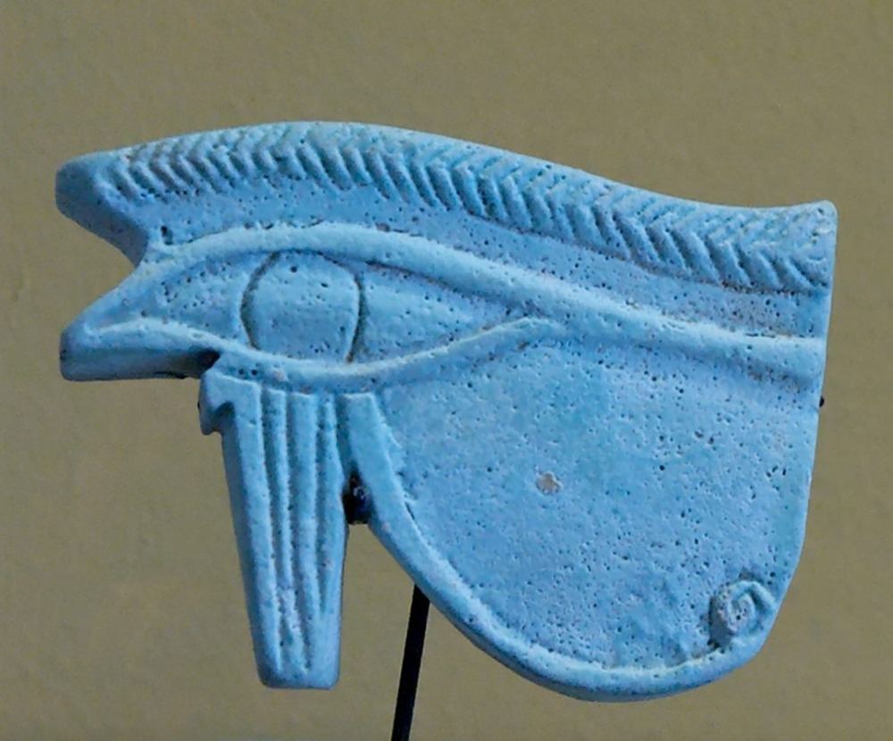 blå stenbit representerar horusögat som en utställning i det historiska museet