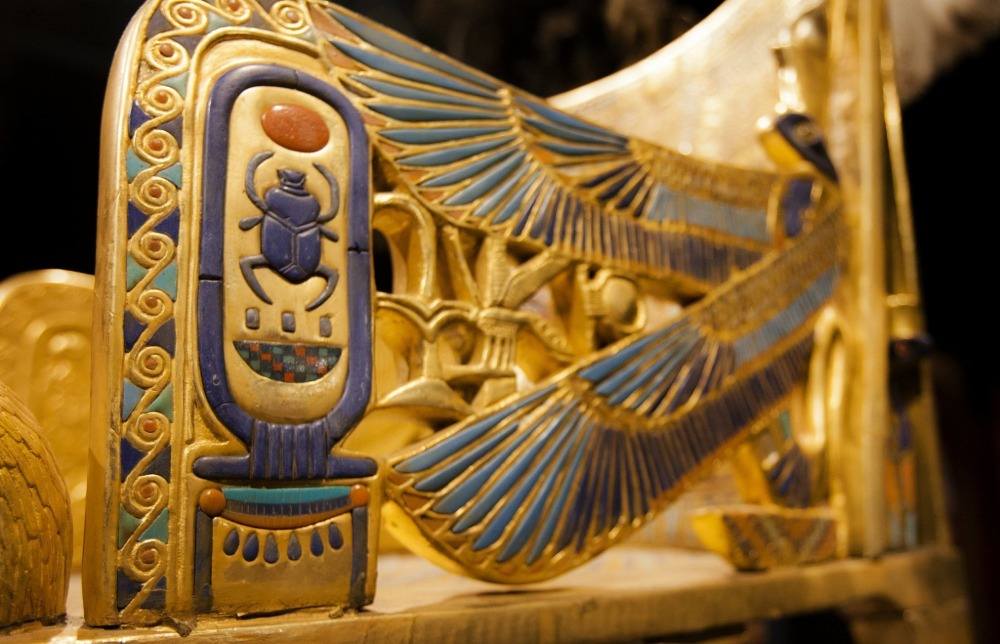 museiutställning egyptiska symboler skarabé