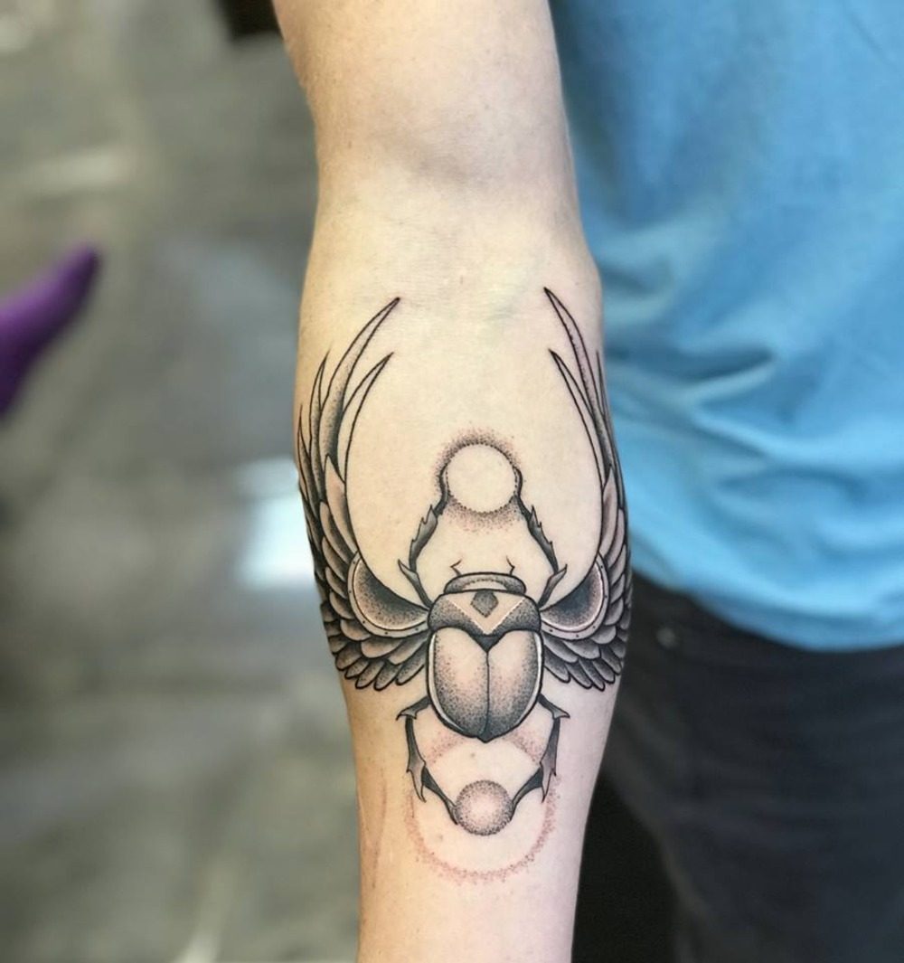 scarab tatuering underarm man minimalistisk med symbolik egyptiska tecken skalbagge dyngbagge
