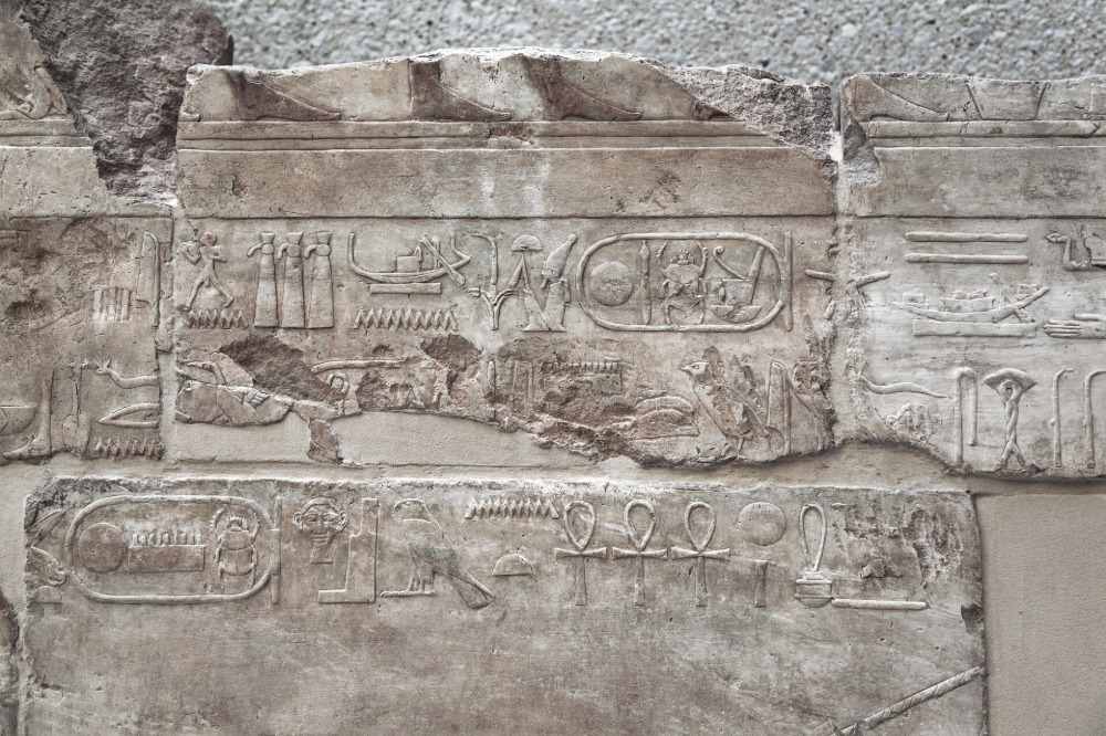 olika egyptiska symboler som betyder hieroglyfer på stenar
